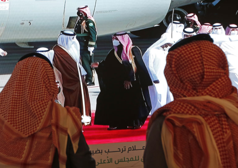 Σαουδική Αραβία-Κατάρ: Η αγκαλιά των δύο ηγετών πριν από τη Σύνοδο Κορυφής – ορόσημο για τον τερματισμό της διένεξης στον Κόλπο
