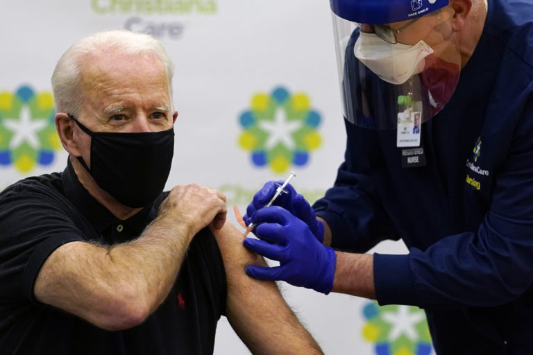 ΗΠΑ: Ο Μπάιντεν έκανε και τη 2η δόση του εμβολίου σε ζωντανή μετάδοση