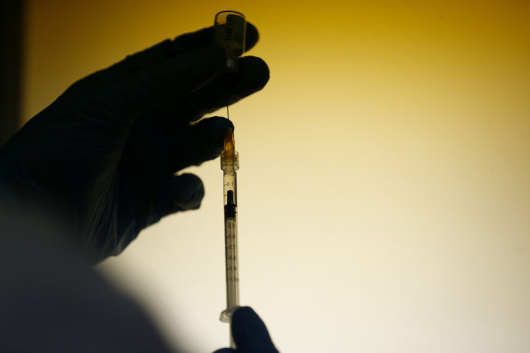 ΕΜΑ για μετάλλαξη Όμικρον: Άγνωστο αν απαιτείται προσαρμοσμένο εμβόλιο