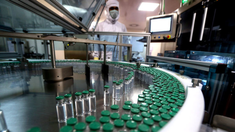 Reuters: Το 1/3 των εμβολίων AstraZeneca που συμφωνήθηκαν θα παραδοθεί στην ΕΕ