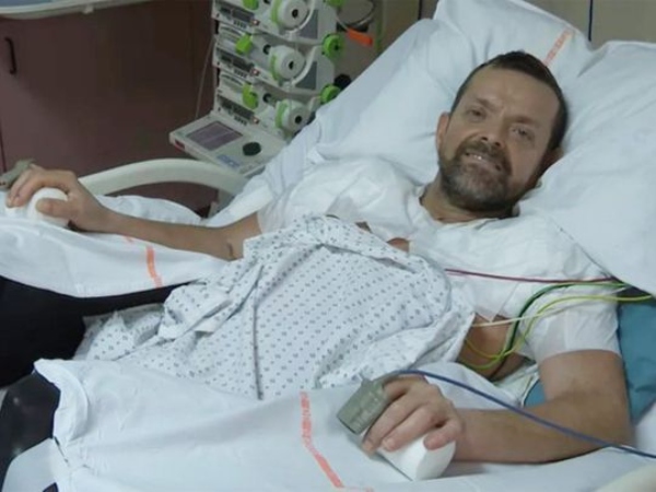 Γαλλία: Χειρουργοί μεταμόσχευσαν για πρώτη φορά χέρια από το ύψος του ώμου σε έναν 48χρονο