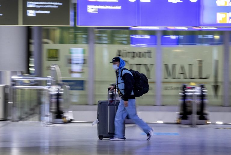 Spiegel: Απαγόρευση εισόδου στη Γερμανία ταξιδιωτών από χώρες με μεταλλάξεις του κορονοϊού