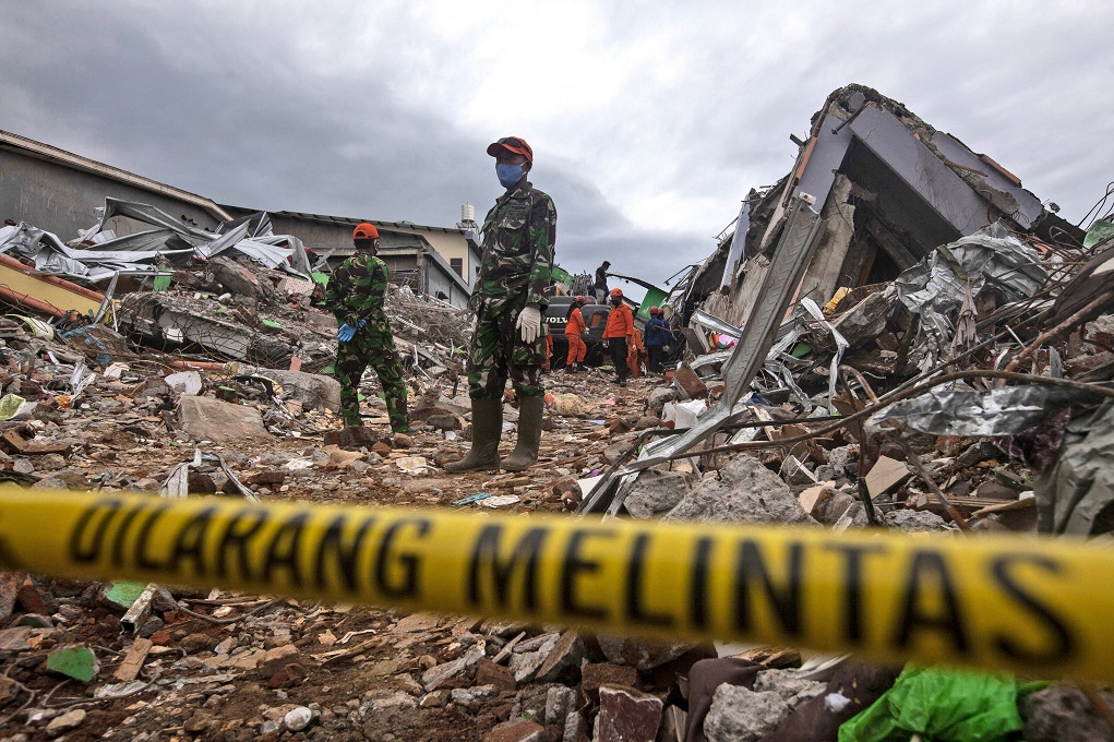 Iνδονησία: Tουλάχιστον 10 επιζώντες στα ερείπια μετά τον ισχυρό σεισμό