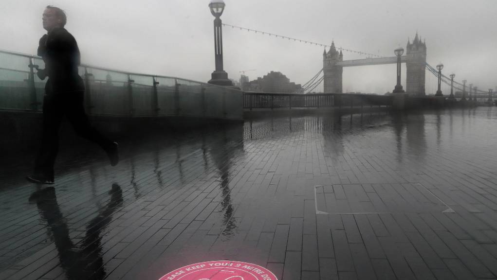 London-Run-Bridge-AP Photo-Kirsty Wigglesworth