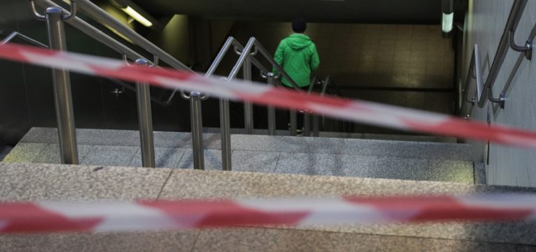 Σοκ από το βίντεο του ξυλοδαρμού εργαζόμενου του Μετρό – ΕΛ.ΑΣ: Οι δράστες θα συλληφθούν (video)