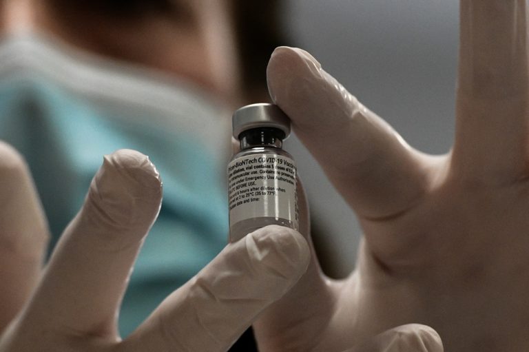 Pfizer / BioNTech : Σε μία εβδομάδα θα περιοριστούν οι καθυστερήσεις στην παράδοση του εμβολίου