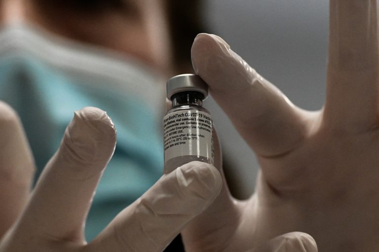 Επιμένει ο ΕΜΑ στην πιστή εφαρμογή των κανόνων για τα εμβόλια των Pfizer/Biontech
