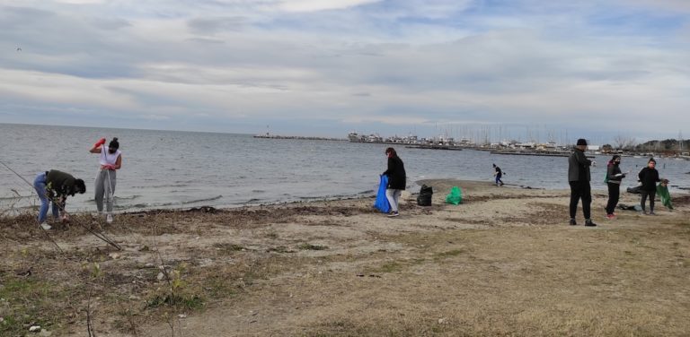 Εθελοντές σώζουν τη γειτονιά τους από τα σκουπίδια (Video)