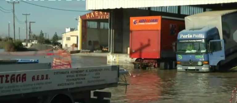  Θεσσαλονίκη: Σε λίμνη μετατράπηκε η βιομηχανική περιοχή της Σίνδου (video)