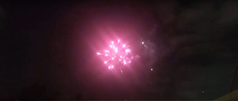 Με πυροτεχνήματα και από τα μπαλκόνια υποδέχθηκαν οι Θεσσαλονικείς το 2021 (video)