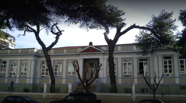 Θεσσαλονίκη: Πτώση δέντρου σε αυλή δημοτικού στην περιοχή της Ανάληψης