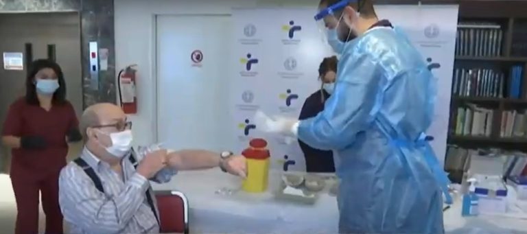 Συνεχίζεται ο εμβολιασμός παρά το χιονιά στη Θεσσαλονίκη (video)