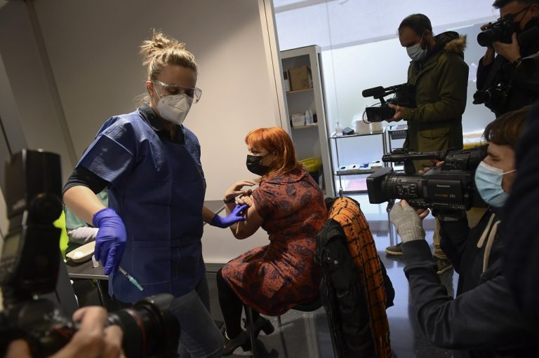 Σε επιτάχυνση των εμβολιασμών προσβλέπουν στην Ισπανία