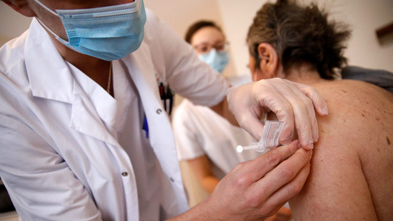 Σπάνιες οι αλλεργικές αντιδράσεις στο εμβόλιο — Τα οφέλη σαφώς υπερτερούν