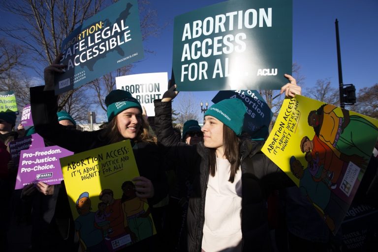Μπάιντεν: Ανάκληση της απαγόρευσης χρηματοδότησης ΜΚΟ για υπηρεσίες άμβλωσης