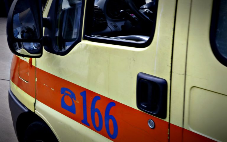 Θεσσαλονίκη: 21χρονος βρέθηκε τραυματισμένος στο δρόμο και διακομίστηκε σε νοσοκομείο