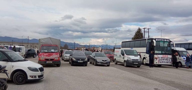 Αυτοκινητοπομπή διαμαρτυρίας στην Καρδίτσα – Μέτρα στήριξης διεκδικούν έμποροι και αυτοαπασχολούμενοι