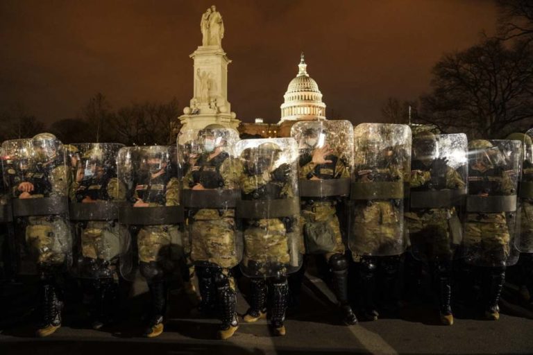 Η Γερουσία κυρώνει το εκλογικό αποτέλεσμα – Εικόνες χάους στην Ουάσιγκτον – 4 νεκροί