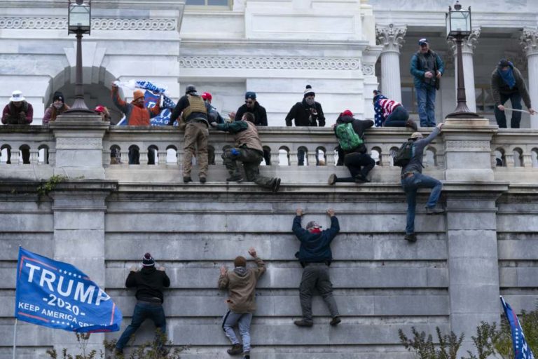 Καταδικάζει η Βρετανία τις  “επαίσχυντες σκηνές” στις ΗΠΑ