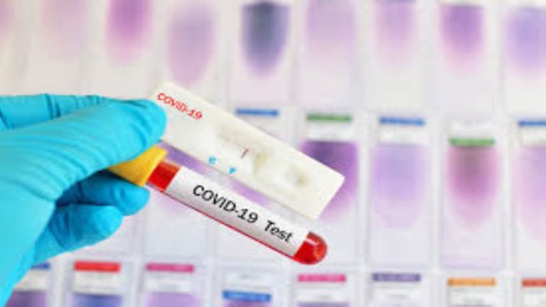 Νέο πειραματικό τεστ αίματος ανιχνεύει τους ασθενείς που κινδυνεύουν περισσότερο να εμφανίσουν σοβαρή Covid-19