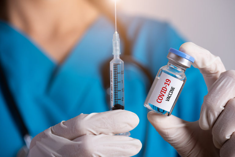 Μόσιαλος: Συγκριτική μελέτη των εμβολίων απέναντι στις 2 μεταλλάξεις