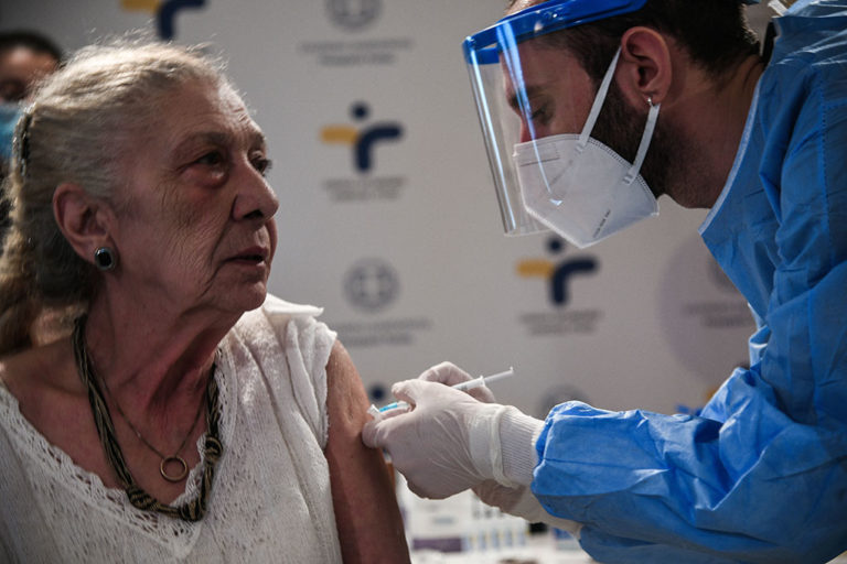 Εμβολιασμοί: Από το απόγευμα σε λειτουργία η πλατφόρμα για τα ραντεβού ηλικιών 80 έως 84 ετών