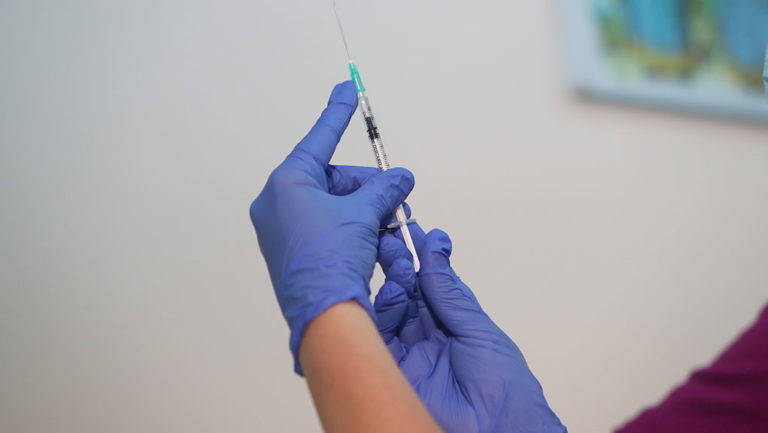 Aλλαγή πολιτικής στο θέμα των εμβολίων από την Ε.Ε. προς τη Βόρεια Ιρλανδία