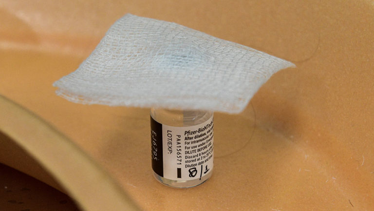 Μόσιαλος : Γιατί οι ασθενείς με σκλήρυνση κατά πλάκας δεν πρέπει να ανησυχούν για τo εμβόλιo κατά Covid-19