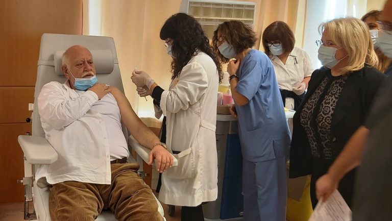 Ηλεία: Ξεκίνησαν οι εμβολιασμοί στα νοσοκομεία