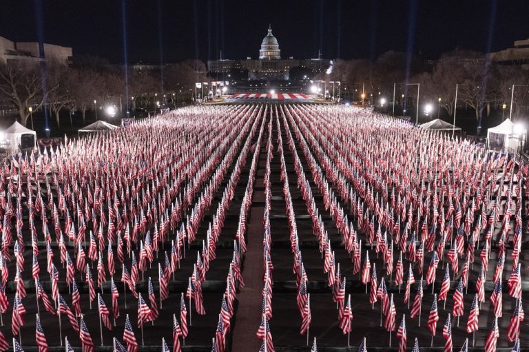 Στην τελική ευθεία για την ορκωμοσία Μπάιντεν – Έστησαν 200 χιλιάδες σημαίες