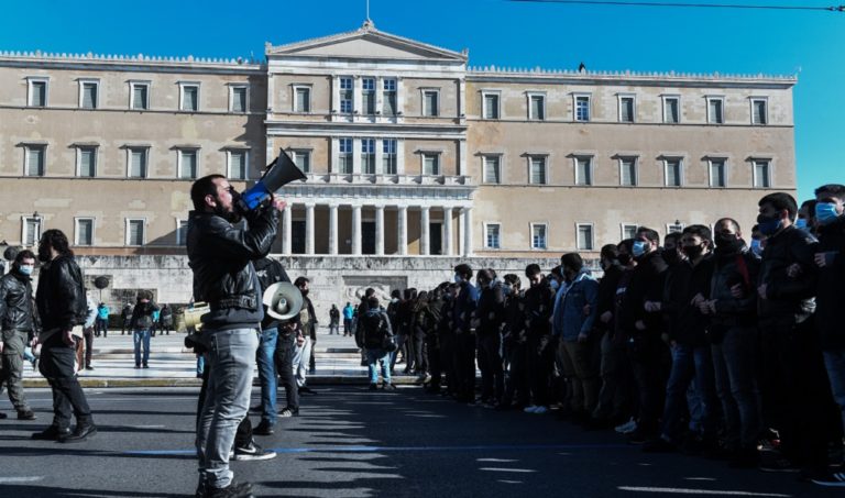 Στους δρόμους φοιτητές και εκπαιδευτικοί – Εικόνες συνωστισμού χωρίς μέτρα ασφαλείας