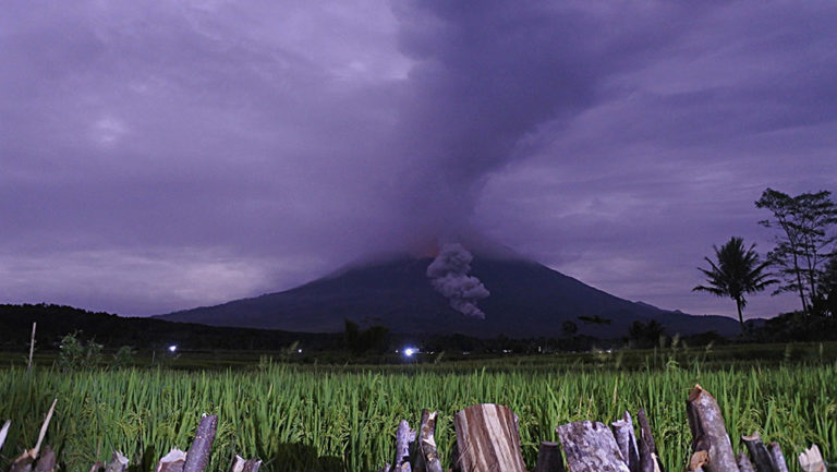 Ινδονησία: Εξερράγη το ηφαίστειο Σεμέρου – Έστειλε νέφη τέφρας σε ύψος 5,6 χλμ (video)