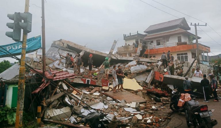 Φονικός σεισμός στην Ινδονησία – Κατέρρευσαν κτήρια μεταξύ αυτών και ένα νοσοκομείο