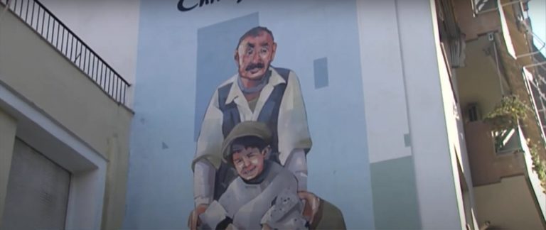 Νέα τοιχογραφία στη μνήμη του Ένιο Μορικόνε στη Λάρισα (video)