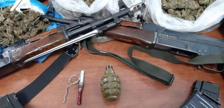 Είχε στο σπίτι του πιστόλια, σφαίρες, κοκαΐνη και κάνναβη