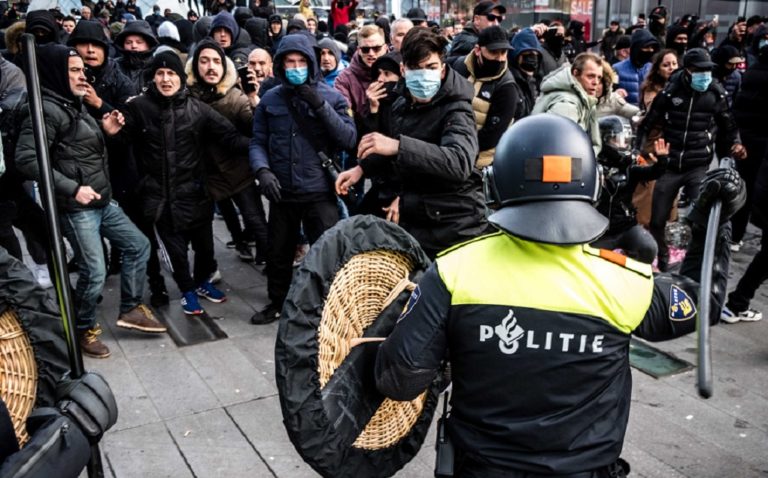 Ολλανδία: Συγκρούσεις και επεισόδια σε διαδηλώσεις για την απαγόρευση κυκλοφορίας