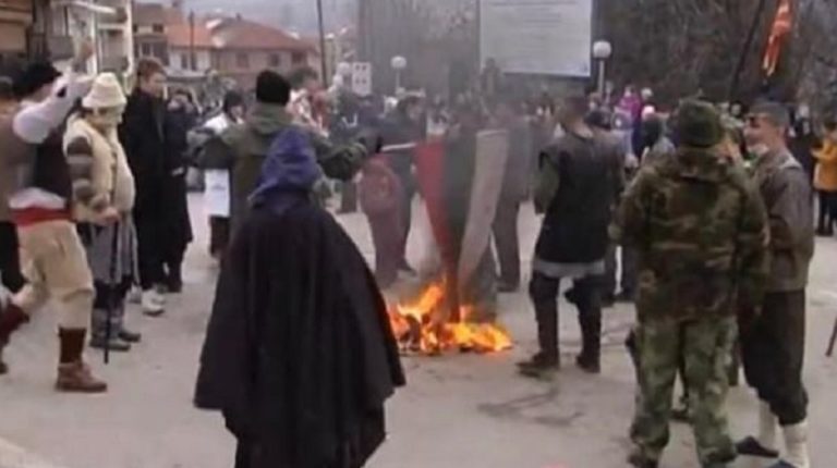 Βόρεια Μακεδονία: Έντονη αντίδραση της Βουλγαρίας για κάψιμο σημαίας της σε καρναβαλικές εκδηλώσεις