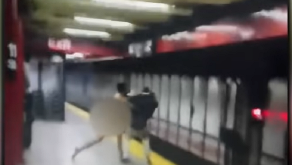 NY: Γυμνός άνδρας έσπρωξε επιβάτη στις ράγες του μετρό – Νεκρός ο δράστης από ηλεκτροπληξία (video)
