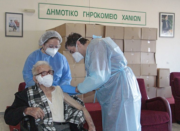 Χανιά: 106 ετών ο πρώτος τρόφιμος του Γηροκομείου που εμβολιάστηκε