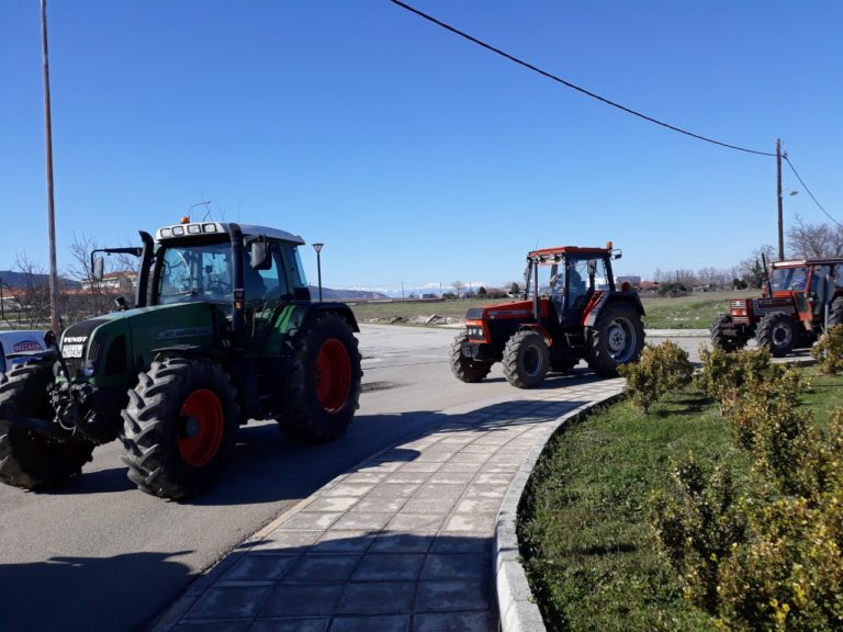 Διέλευση διαμαρτυρίας με τρακτέρ στα Φάρσαλα