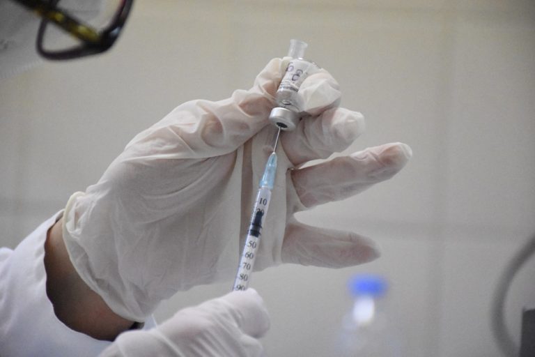 Μεταφέρθηκαν εμβόλια σε 18 νησιά – Ικανοποιητικός ο ρυθμός εμβολιασμού (video)