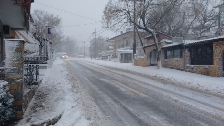 Θεσσαλονίκη: Ασθενής χιονόπτωση στα περίχωρα-Ισχυροί άνεμοι