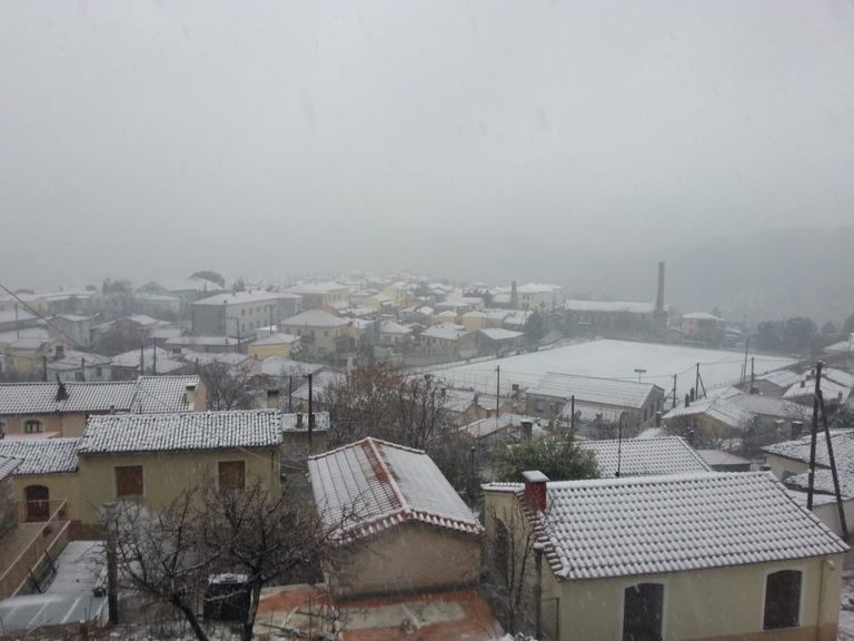Νέα χιονόπτωση με προβλήματα στα ορεινά της Λέσβου-Κλειστά τα σχολεία του Δήμου Μυτιλήνης