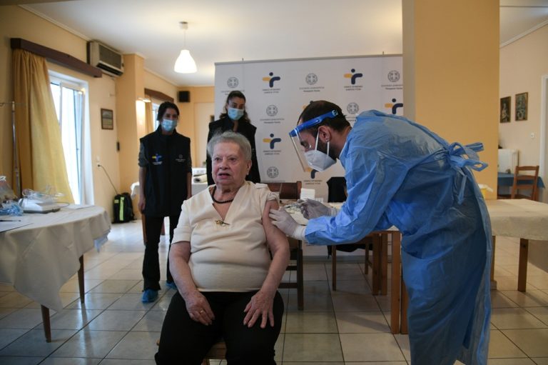 “Δεν αισθάνομαι καμία ενόχληση” λέει η 95χρονη κα Δέσποινα, η πρώτη που εμβολιάστηκε σε γηροκομείο