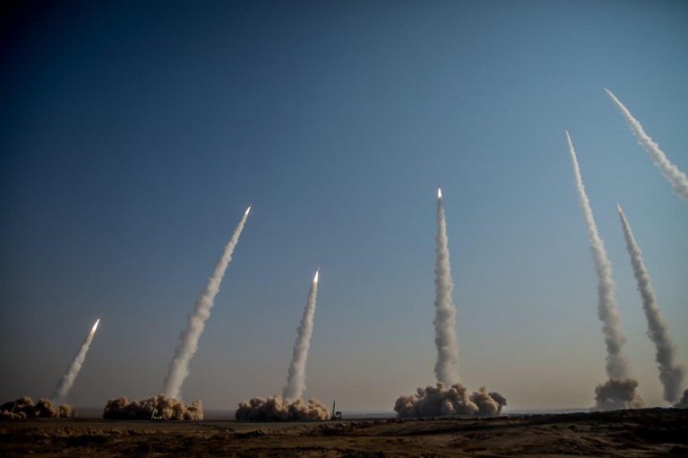 Ιράν: Εκτόξευση βαλλιστικών πυραύλων – Δοκιμές μη επανδρωμένων βομβαρδιστικών