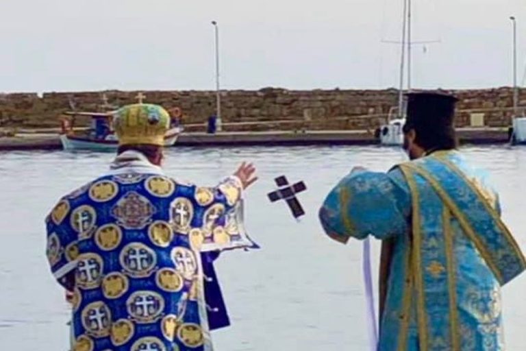 Ο Μητροπολίτης Ρόδου έκανε μόνος του τον αγιασμό των υδάτων