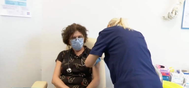 Σε εξέλιξη οι εμβολιασμοί στην ελληνική περιφέρεια (video)
