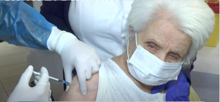 Στα φαρμακεία οι ηλικιωμένοι για το ραντεβού εμβολιασμού-Συνεχίζονται τα rapid test (video)