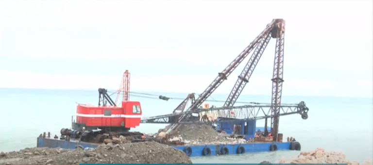 Άρχισαν τα έργα αποκατάστασης στο παραλιακό μέτωπο του Πλαταμώνα (video)