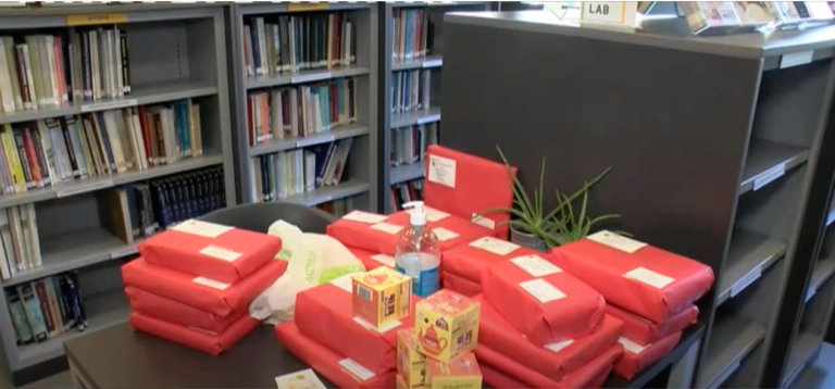 Κούριερ σούπερ μάρκετ μοιράζει βιβλία στη Βέροια (video)